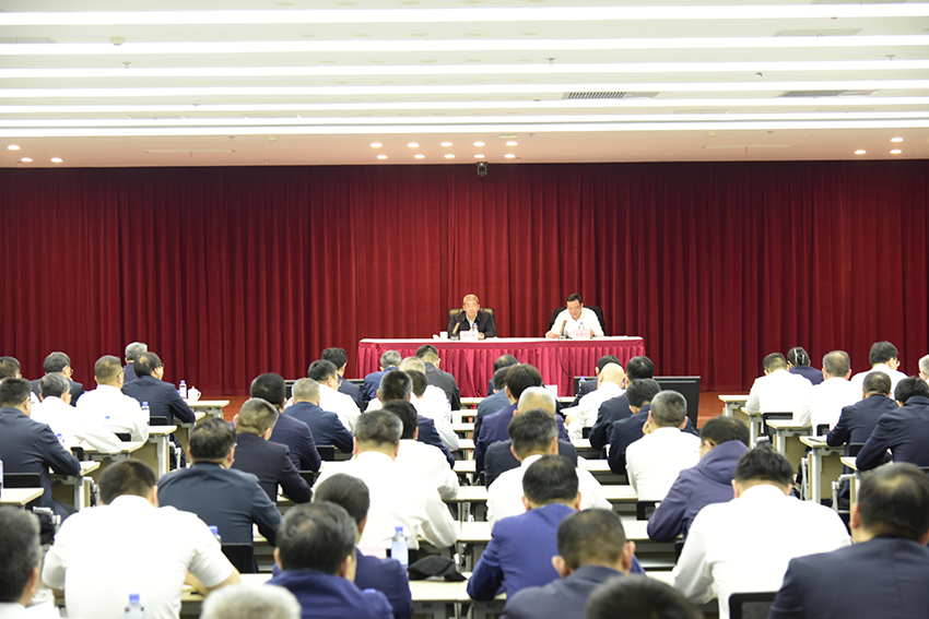 集团公司举办深入贯彻中央八项规定精神学习教育读书班暨党委理论学习中心组集体学习会.jpg